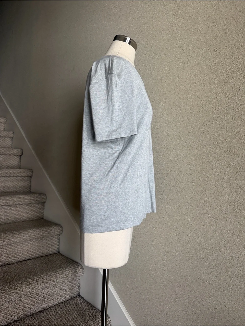 Splendid Sz M Light Gray V-Neck Short Sleeve Tee
